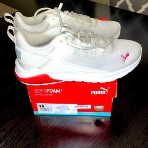 NTW Never worn, womens Puma sneakers!